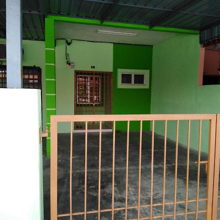 Pelangi Homestay Bota Exterior foto